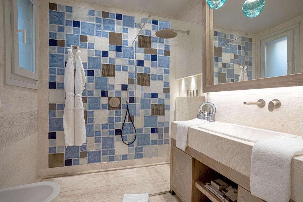 7 Pines Resort Sardinia vannas istaba ar moderno dušu