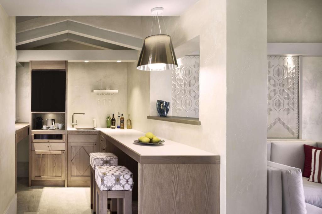 Virtuve 7 Pines Resort Sardinia numurā ar modernu dizainu.