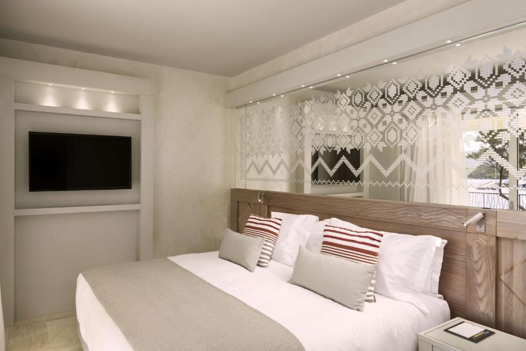 Moderns numurs ar TV 7 Pines Resort Sardinia.