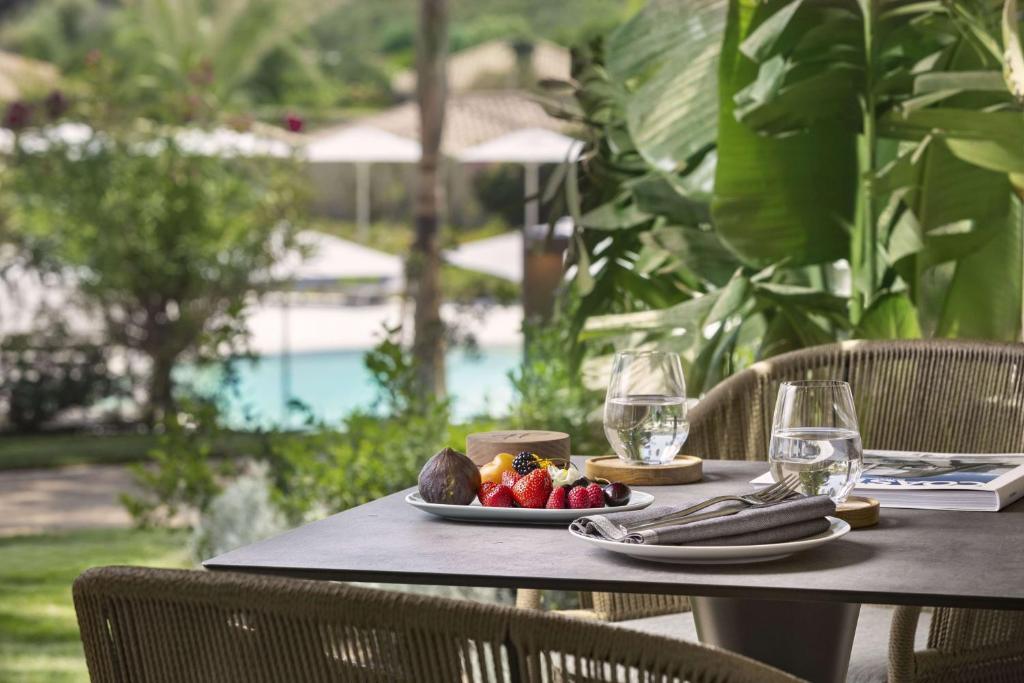 Svaigs augļu šķīvis pie baseina 7 Pines Resort Sardinia.