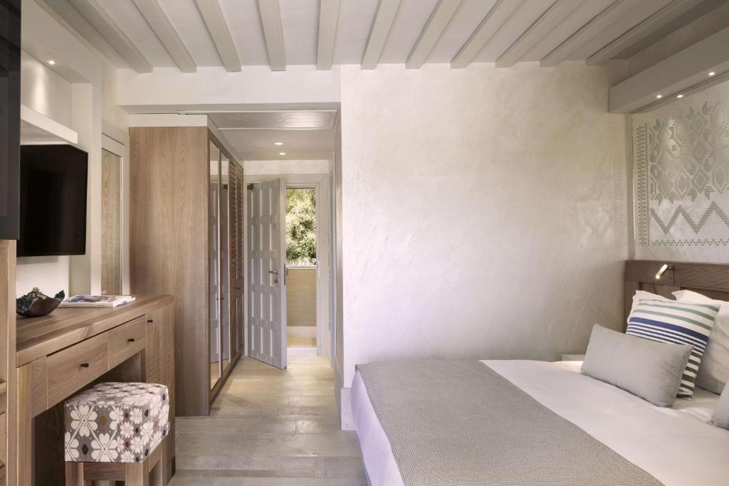 7 Pines Resort Sardinia elegants numurs ar gaišiem interjera toņiem.