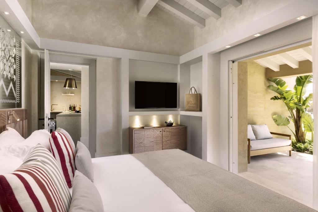 7 Pines Resort Sardinia luksusa numurs ar privātu terasi.