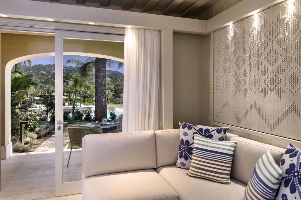 7 Pines Resort Sardinia numurs ar terasi un skatu uz dārzu