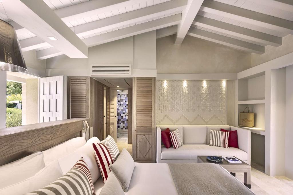 Gaišs numurs 7 Pines Resort Sardinia ar modernu interjeru.