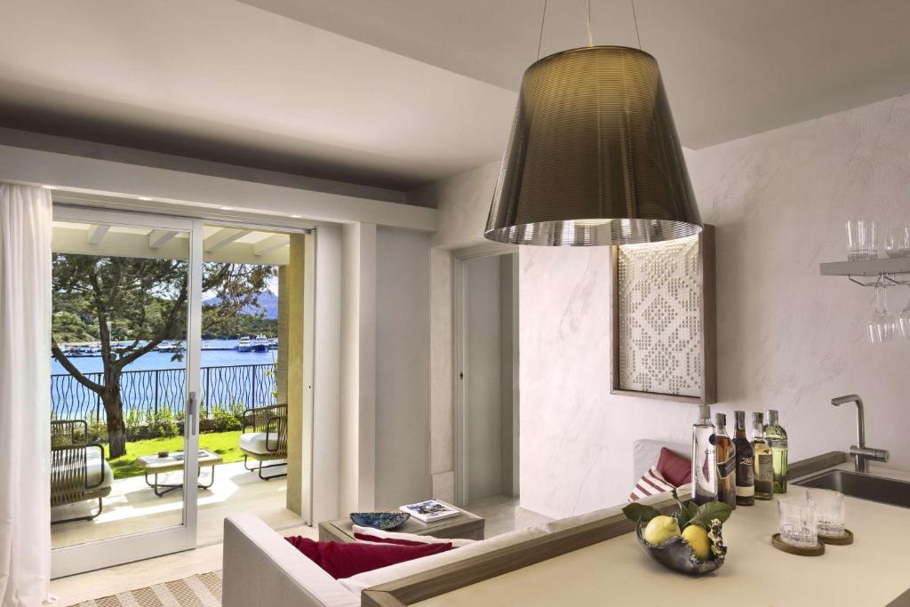 7 Pines Resort Sardinia numurs ar skatu uz jūru un terasi.