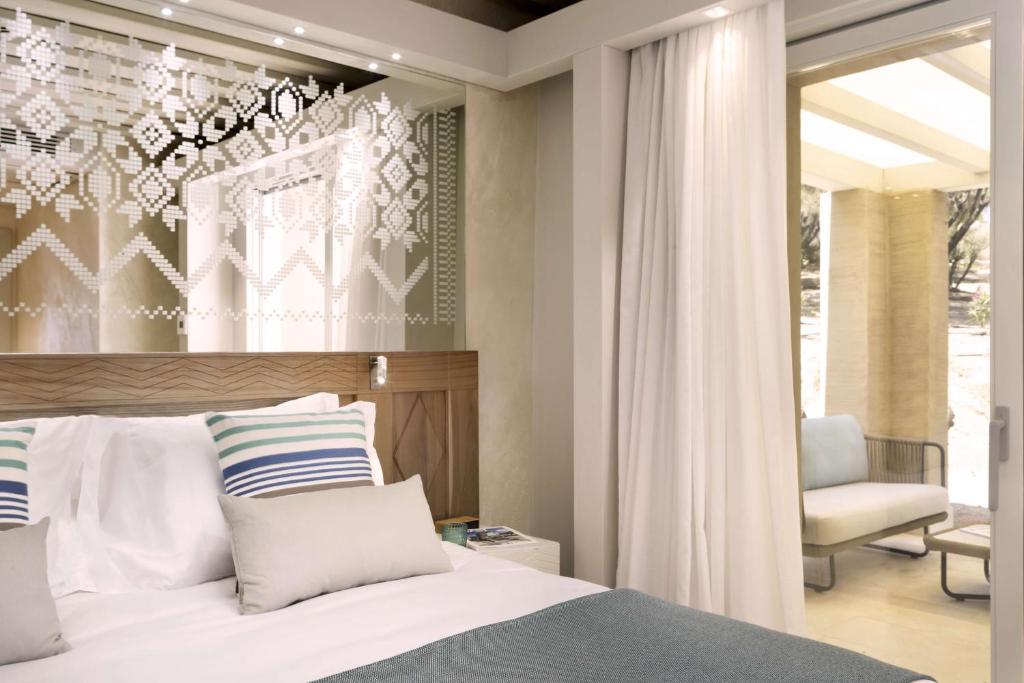 7 Pines Resort Sardinia numurs ar elegantu dizainu un balkonu