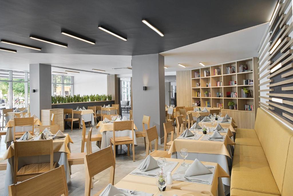 Mūsdienīgs restorāns ar elegantu interjeru, kurā ir koka mēbeles un gaiši galdauti. Telpai ir plašas logu zonas, kas nodrošina dabisko apgaismojumu.