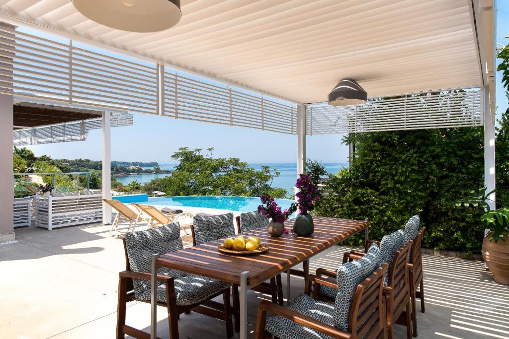 Moderns āra ēdamgalds ar skatu uz peldbaseinu un jūru, apzaļumoti stūri un ziedus. Ideāla vieta relaksācijai un ēšanai.