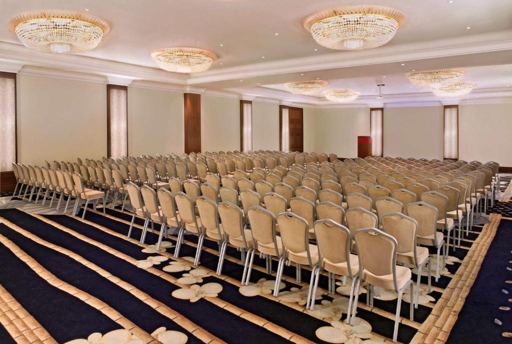 Pasākumu zāle Hilton Mauritius Resort & Spa ar grezniem lustrām.