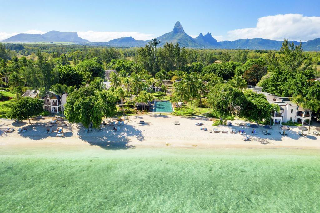 Hilton Mauritius Resort & Spa piekrastes skats ar kalniem fonā