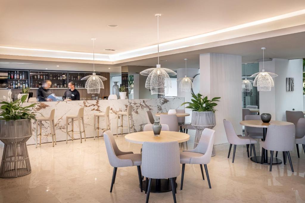 Mūsdienīgs restorāns ar elegantu interjeru, gaišām krāsām, stilīgām lampām un ērtām galdiem. Apskatāma bāra zona ar plašu dzērienu izvēli un augu dekorācijām.