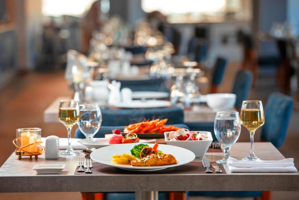 Elegant dining setup at Albatros Palace Resort with gourmet dishes.