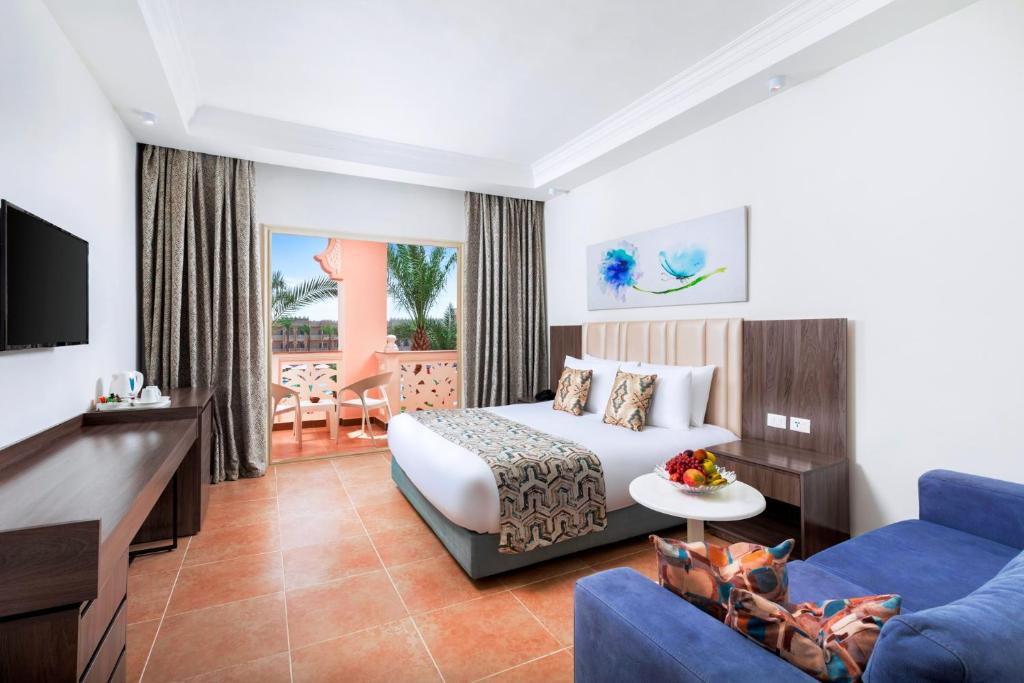 Mūsdienīgs numurs Albatros Palace Resort ar balkonu un skatu uz dārzu.