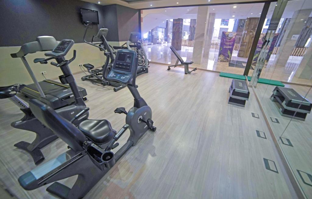 Mūsdienīga sporta zāle ar dažādām trenažieriem un treniņu aprīkojumu, kas nodrošina iespējas fiziskai aktivitātei. Telpa ir gaiša un plaša, radot patīkamu atmosfēru vingrošanai.