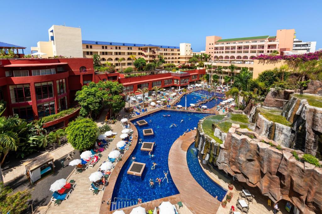 Lielisks kūrorts ar plašu peldbaseinu un sauļošanās zonu, ko ieskauj tropu augi un viesnīcas ēkas. Ideāla vieta atpūtai un relaksācijai.