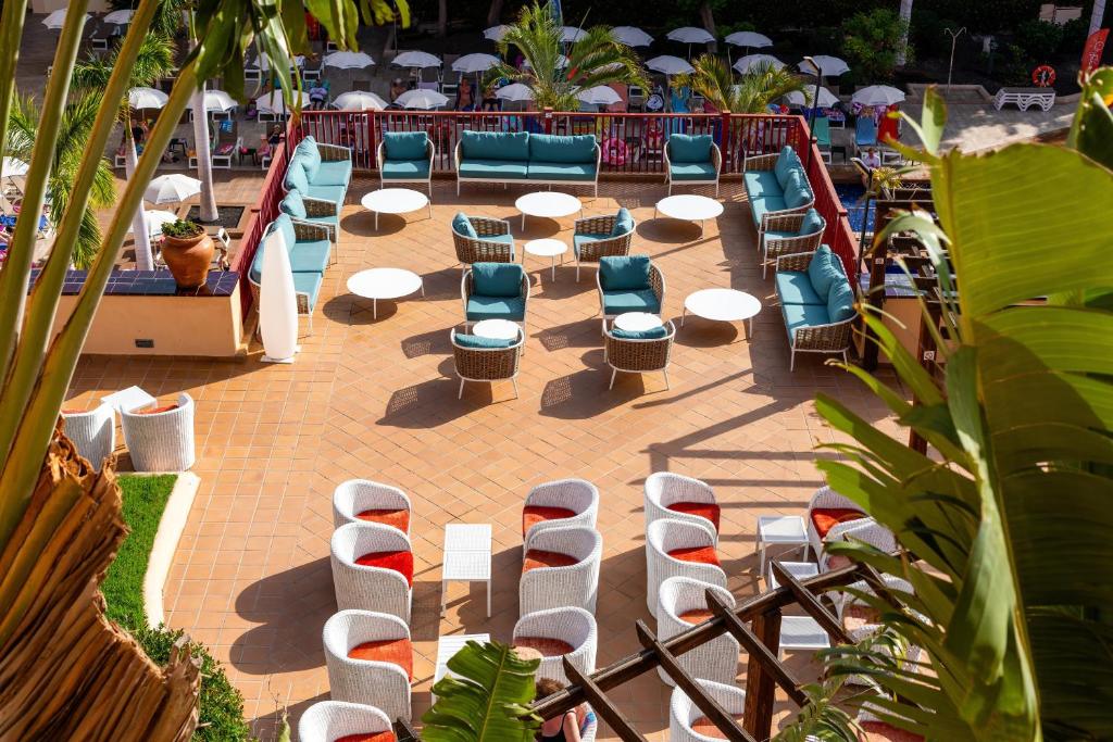 Mūsdienīgs atpūtas laukums ar ērtām mēbelēm, kas izvietots uz terases, apjoztu ar palmām un saules lietussargiem. Ideāla vieta relaksācijai un socializācijai.