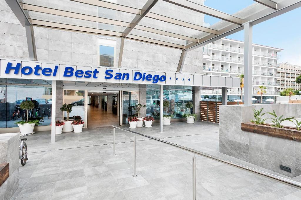Hotel Best San Diego modernā ieeja ar stikla nojumi un apstādījumiem.