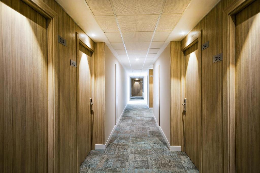 Best San Diego viesnīcas gaitenis ar koka durvīm un paklāju