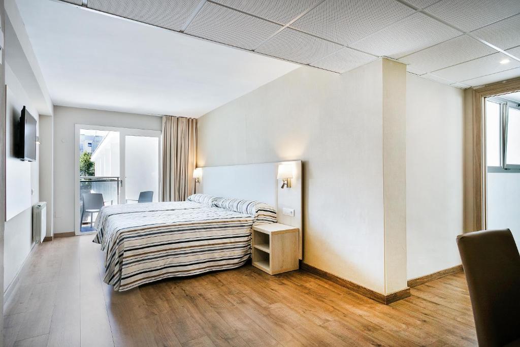 Best San Diego gaišs viesnīcas numurs ar balkonu un koka grīdu ērtai atpūtai.