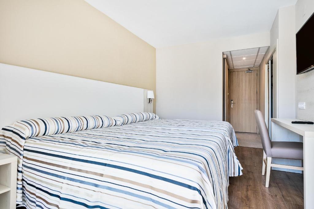 Plaša divguļamā gulta un darba zona Best San Diego viesnīcas numurā