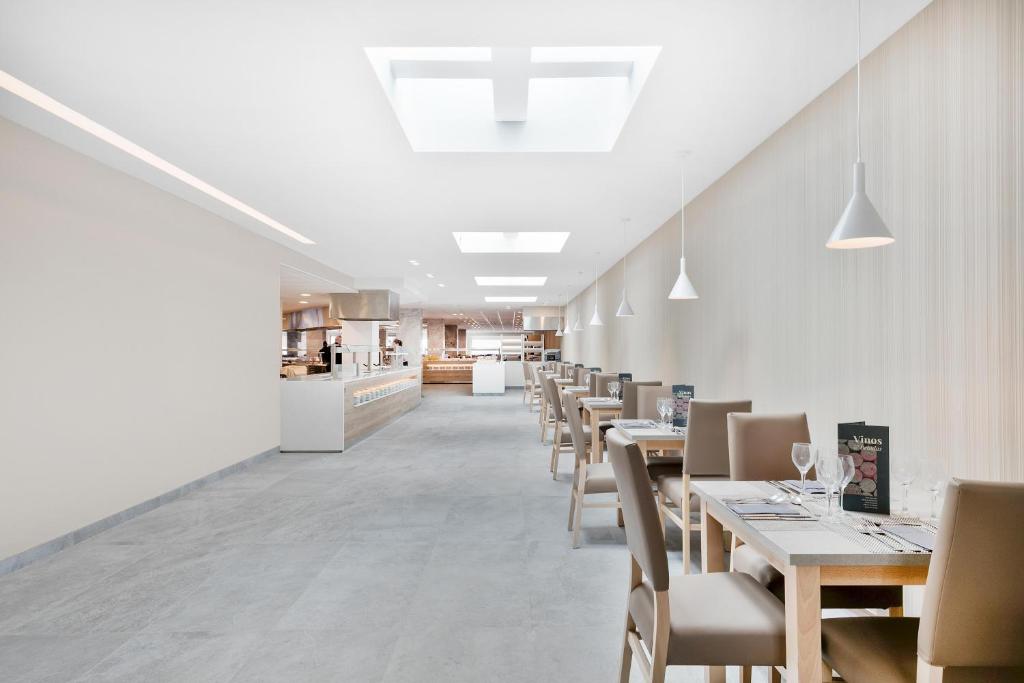 Gaiša un moderna restorāna zāle viesnīcā Best San Diego ar bufetes zonu.