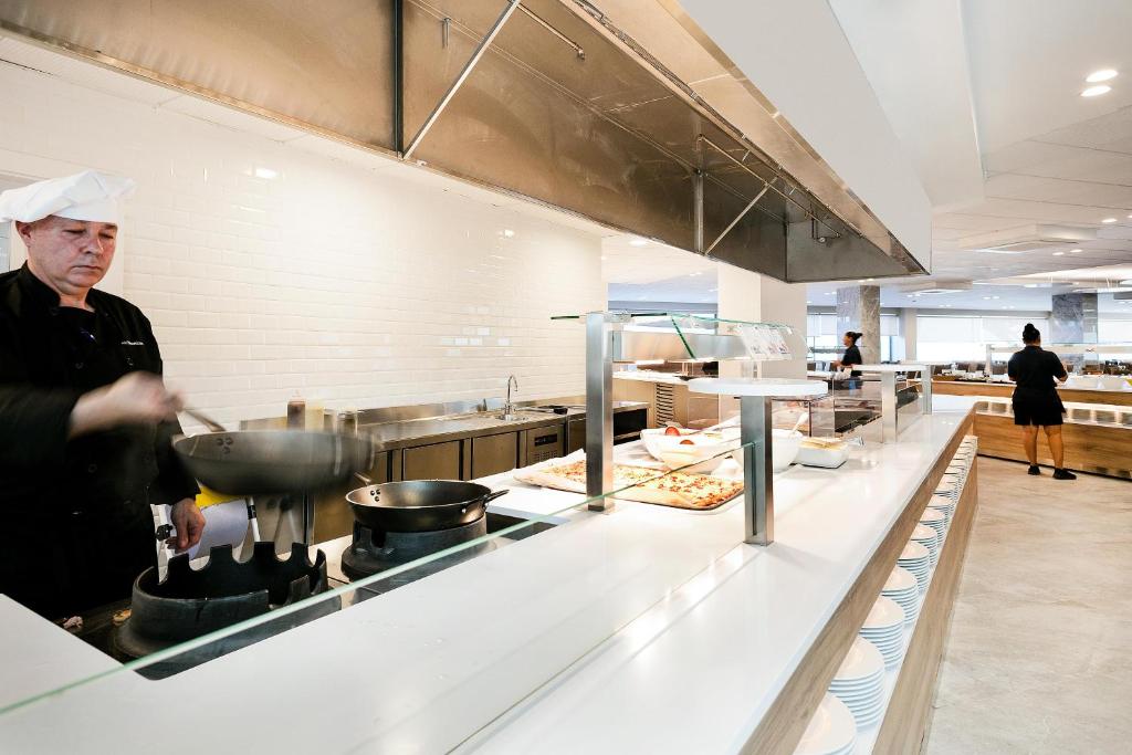 "Best San Diego" pavārs gatavo svaigu ēdienu atklātajā virtuvē