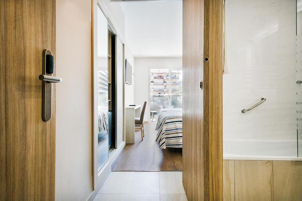 Gaišs numurs viesnīcā Best San Diego ar privātu vannas istabu un balkonu.