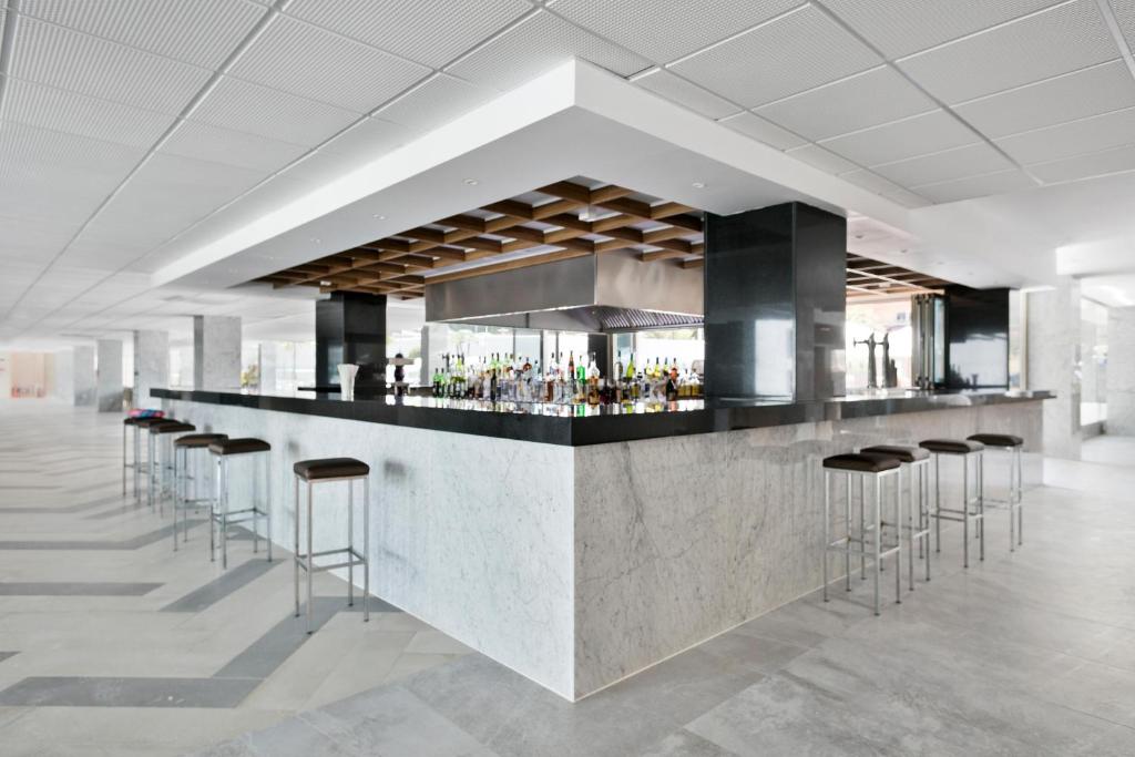 Moderns bārs ar marmora apdari viesnīcā Best San Diego