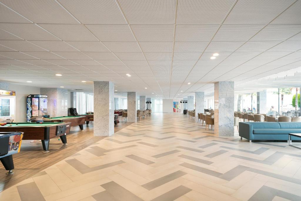 Plaša atpūtas zāle ar biljarda galdiem un spēļu automātiem viesnīcā Best San Diego.