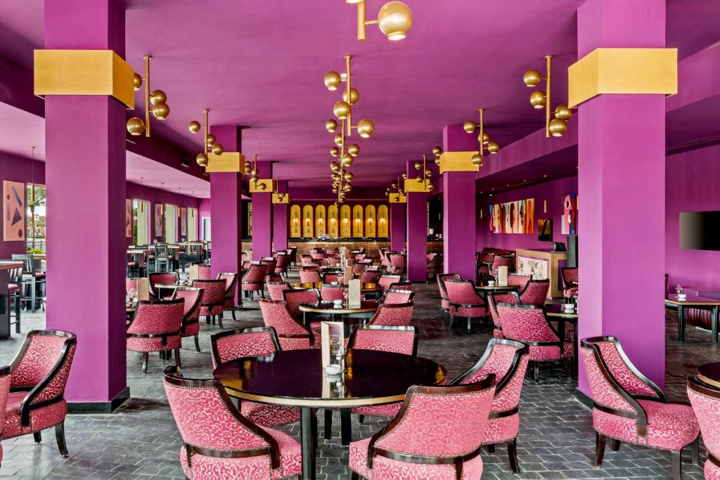 Mūsdienīgs un krāsains restorāns Pickalbatros Dana Beach Resort