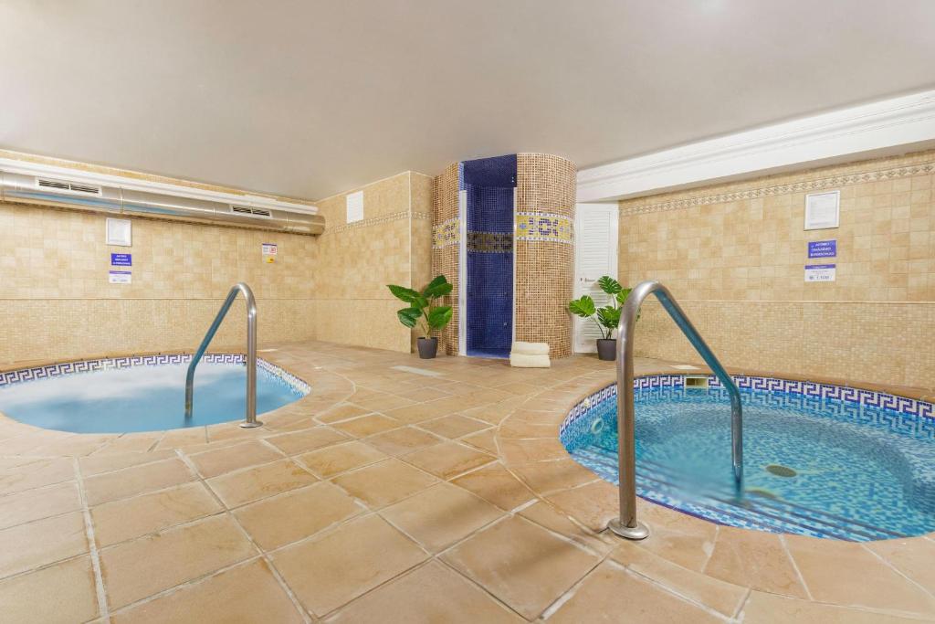 Spa telpa ar divām burbuļvannām un relaksējošu atmosfēru, kas veidota ar siltām krāsām un dabīgiem augiem. Ideāla vieta atpūtai un relaksācijai.