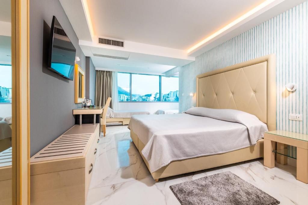 Mūsdienīgs viesnīcas numurs ar ērtu gultu, televizoru un plašiem logiem, kas nodrošina lielisku skatu. Interjers ir elegants ar gaišām krāsām un mūsdienīgu dizainu.