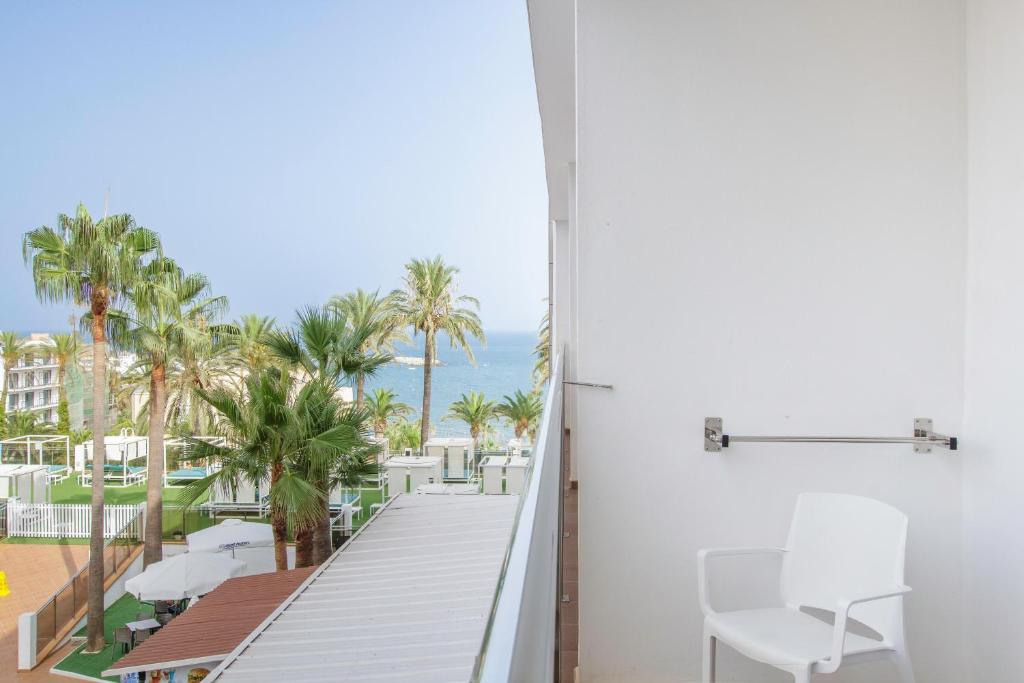 Balkons ar skatu uz jūru, apkārt palmām un viesnīcas teritoriju. Ideāla vieta relaksācijai un atpūtai.