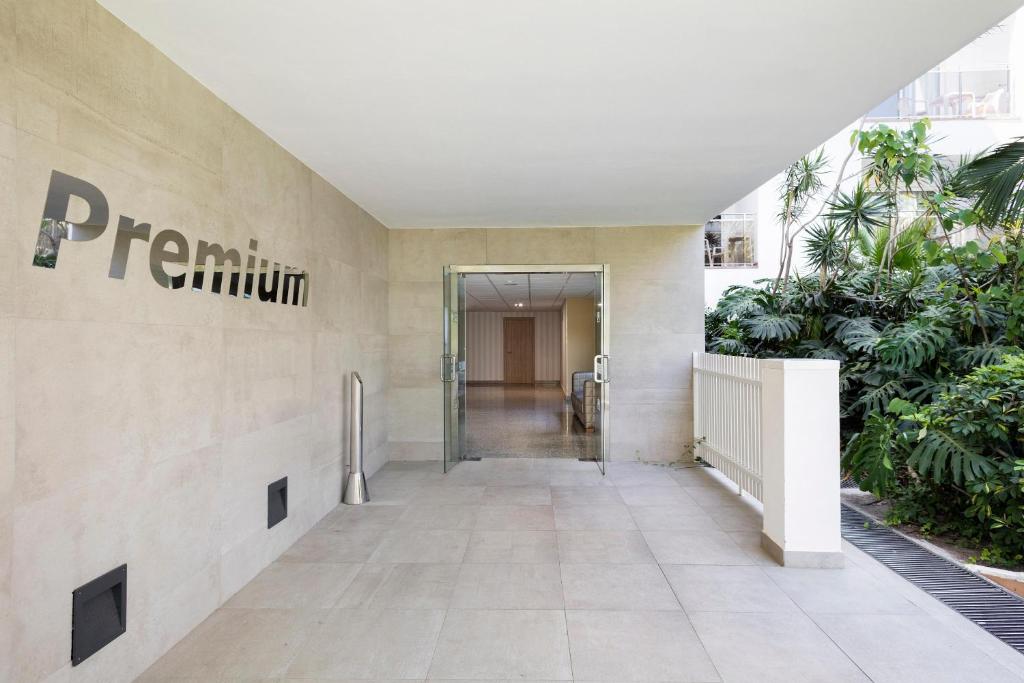 Ieiešana Premium kompleksā ar mūsdienīgu dizainu un zaļo vidi. Viegla piekļuve un eleganta atmosfēra.