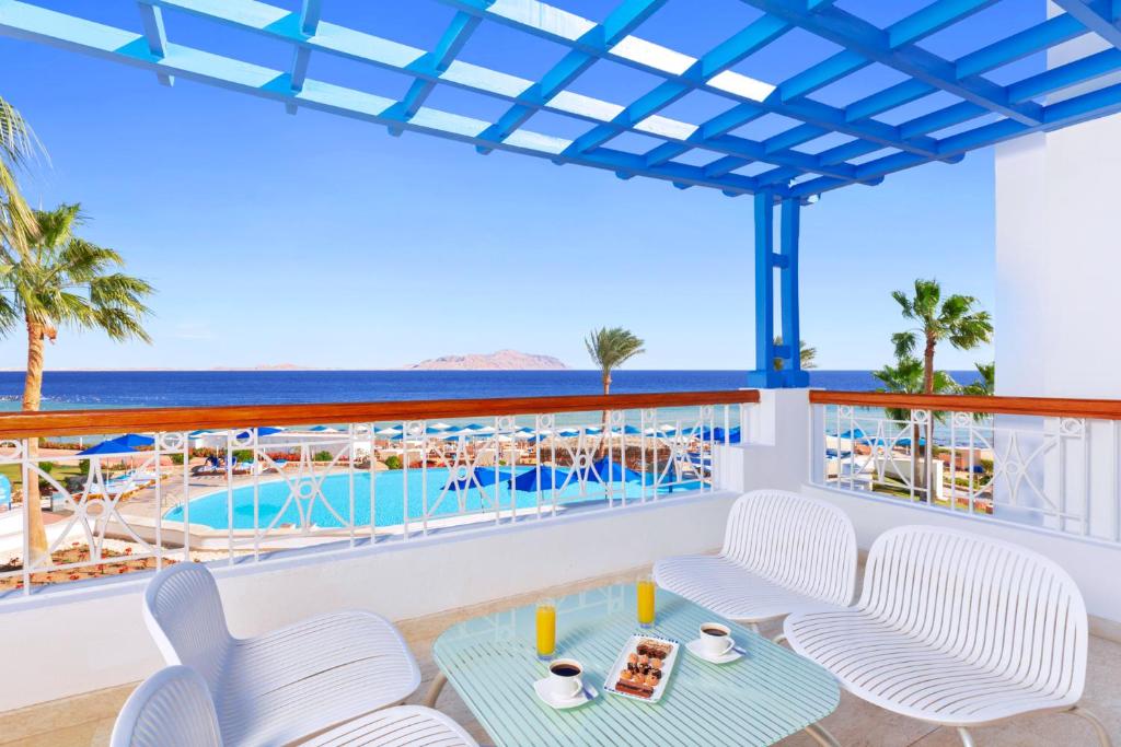 Skats no Pickalbatros Palace Sharm El Sheikh terases uz baseinu un jūru
