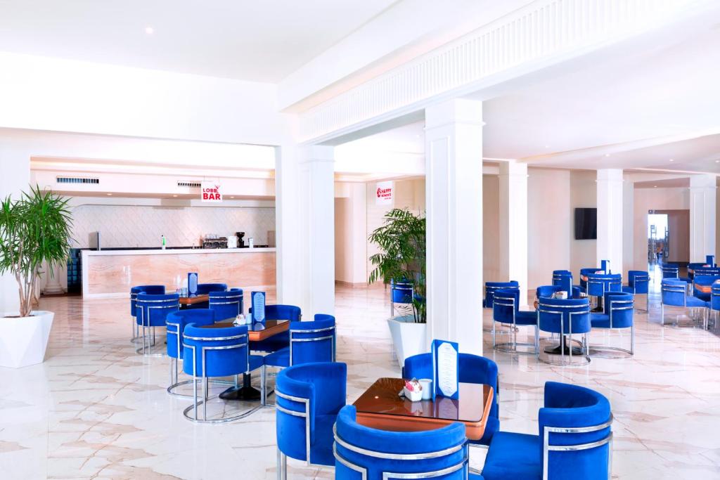 Mūsdienīgs atpūtas bārs Pickalbatros Palace Sharm El Sheikh viesnīcā.
