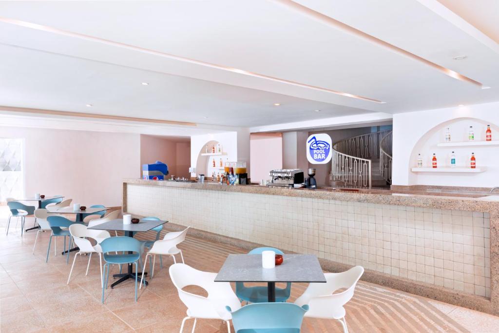 Pickalbatros Palace Sharm El Sheikh viesnīcas baseina bārs ar sēdvietām.