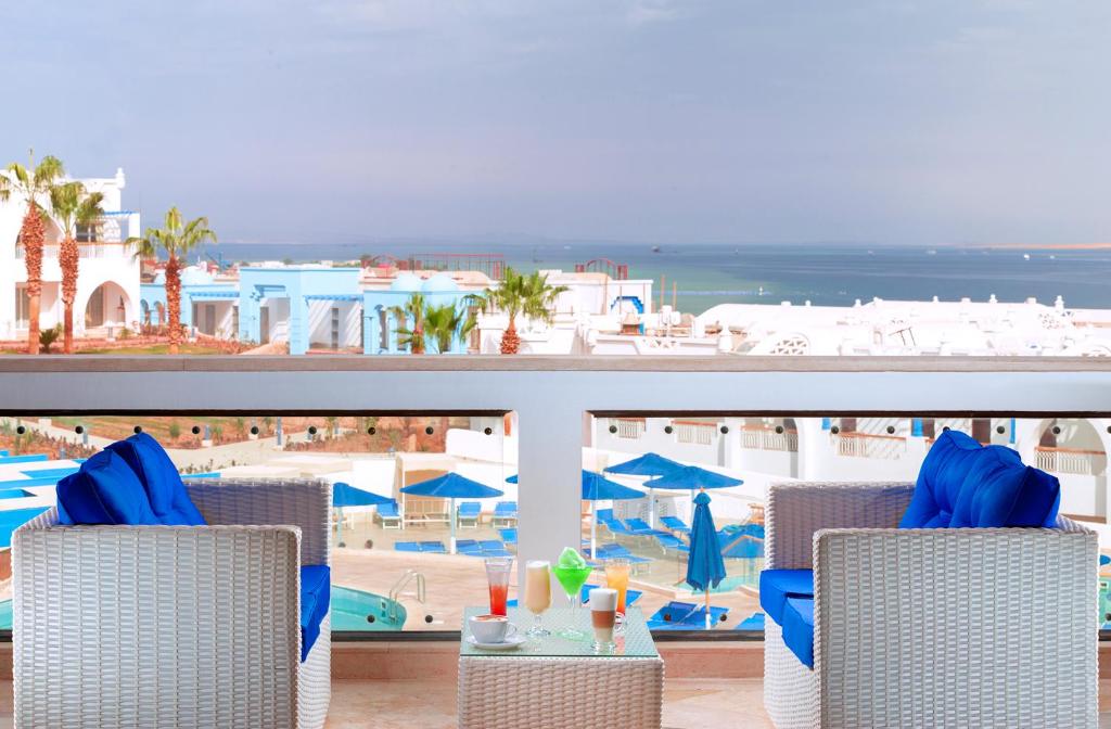 Pickalbatros Palace Sharm El Sheikh terase ar skatu uz jūru