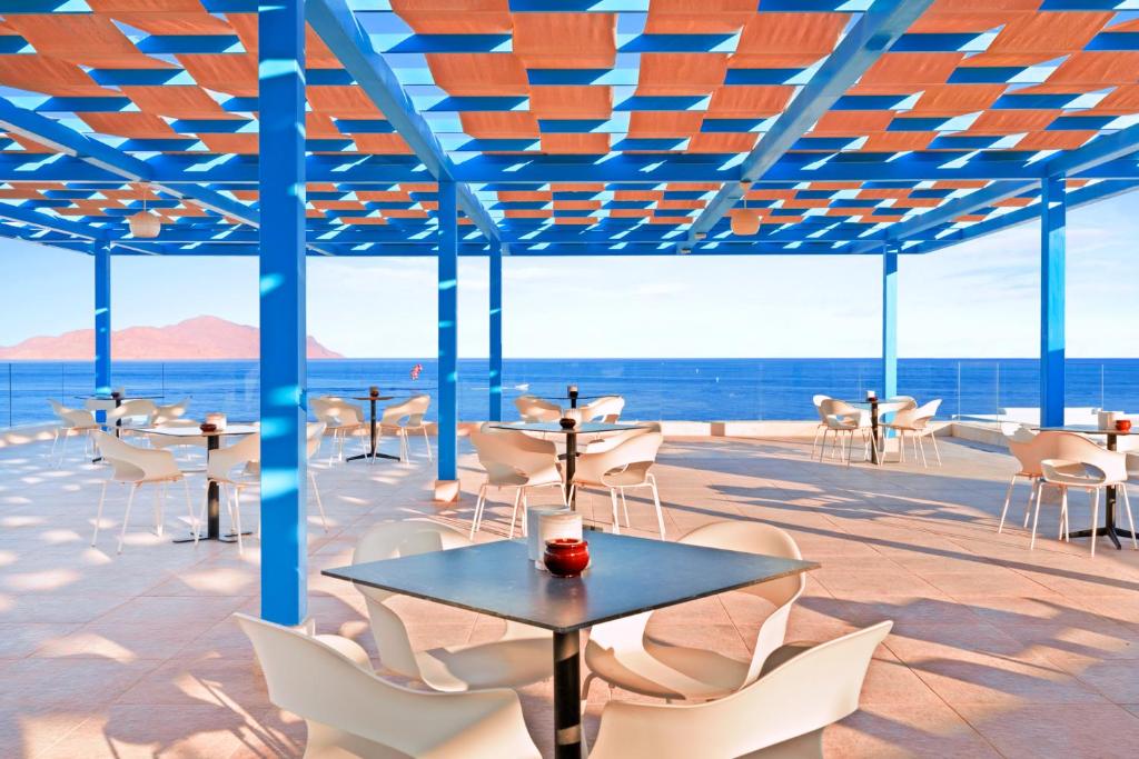 Terase ar skatu uz jūru Pickalbatros Palace Sharm El Sheikh viesnīcā.
