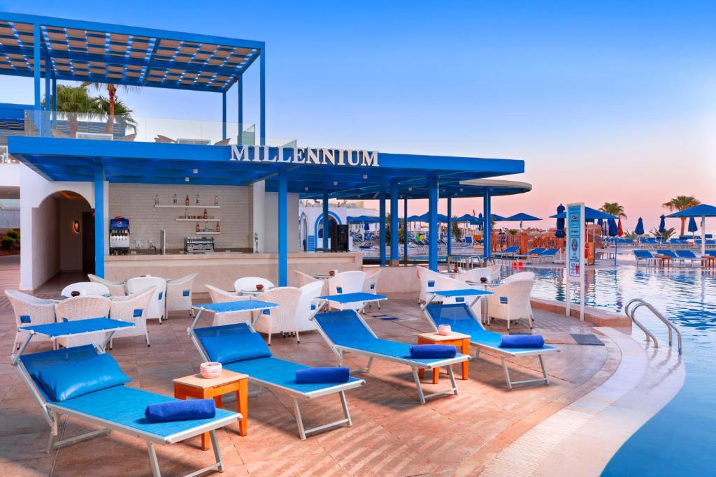 Pickalbatros Palace Sharm El Sheikh viesnīcas baseina bārs ar sauļošanās krēsliem.