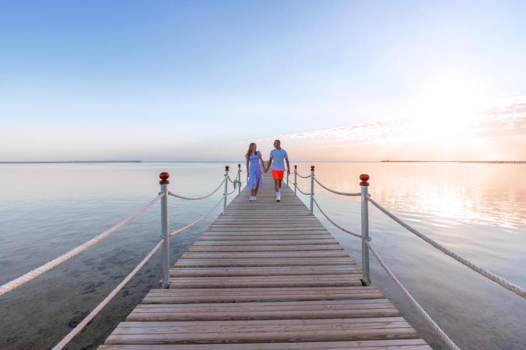 Pāris pastaigā pa koka molu pie Pickalbatros Royal Albatros Moderna viesnīcas.