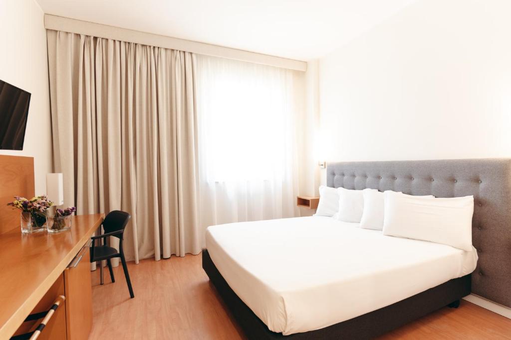 Mūsdienīgs numurs ar divguļamo gultu, koka mēbelēm un televizoru. Logi ar gaismu caurlaidīgiem aizkariem rada patīkamu atmosfēru.