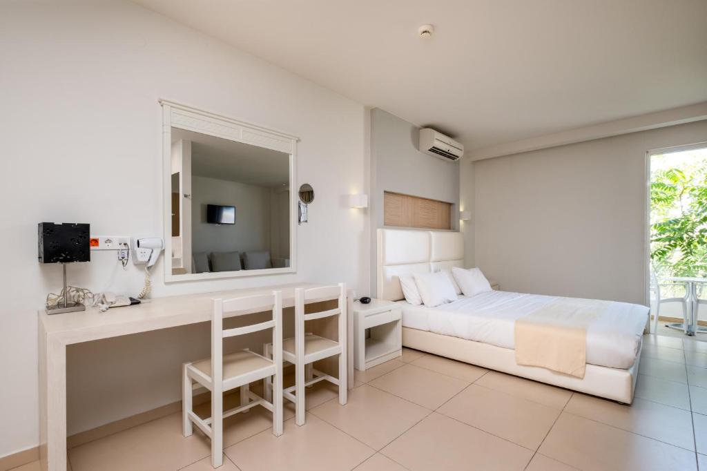 Mūsdienīga viesnīcas numura iekārtojums ar divguļamo gultu, rakstāmgaldu un krēsliem. Gaisma un mierīgs interjers nodrošina relaksējošu atmosfēru.