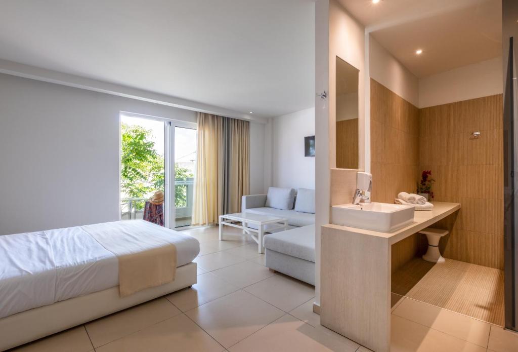 Mūsdienīgs viesnīcas numurs ar gaisīgu interjeru, ērtu gultu un atpūtas zonu, kurā ir dīvāns un galds. Numurā ir privāta vannas istaba ar mūsdienīgu izskatu.