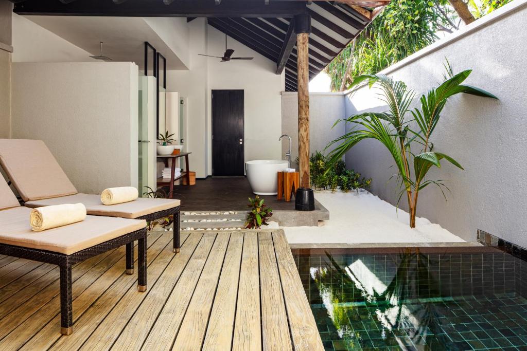 Mūsdienīga atpūtas zona ar divām sauļošanās krēslām, nelielu baseinu un tropisko augu. Interjers ir elegants, ar koka grīdu un mūsdienīgu vannas istabu.