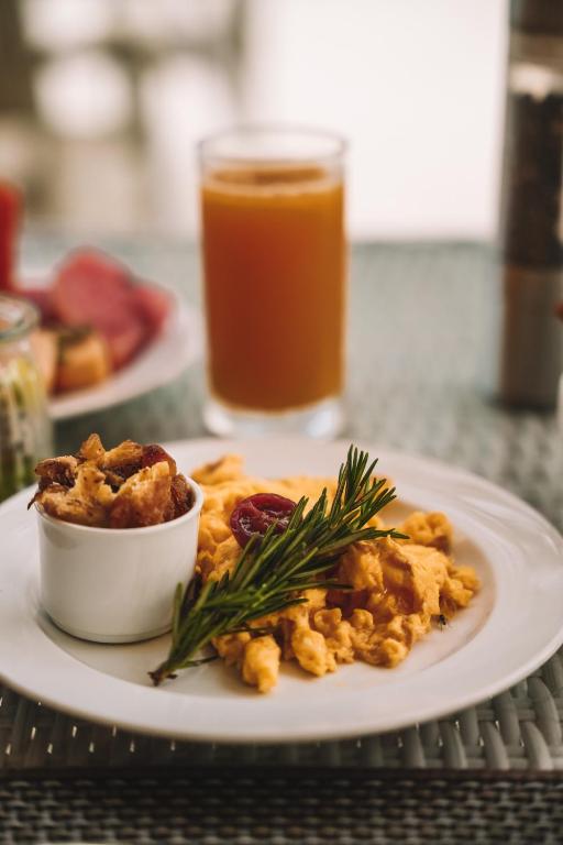 Svaigi pagatavoti olu kultenīši ar rozmarīnu un garšīgām piedevām, papildināti ar dzērienu. Ideāls brokastu komplekts, kas apmierinās jebkuru garšu.