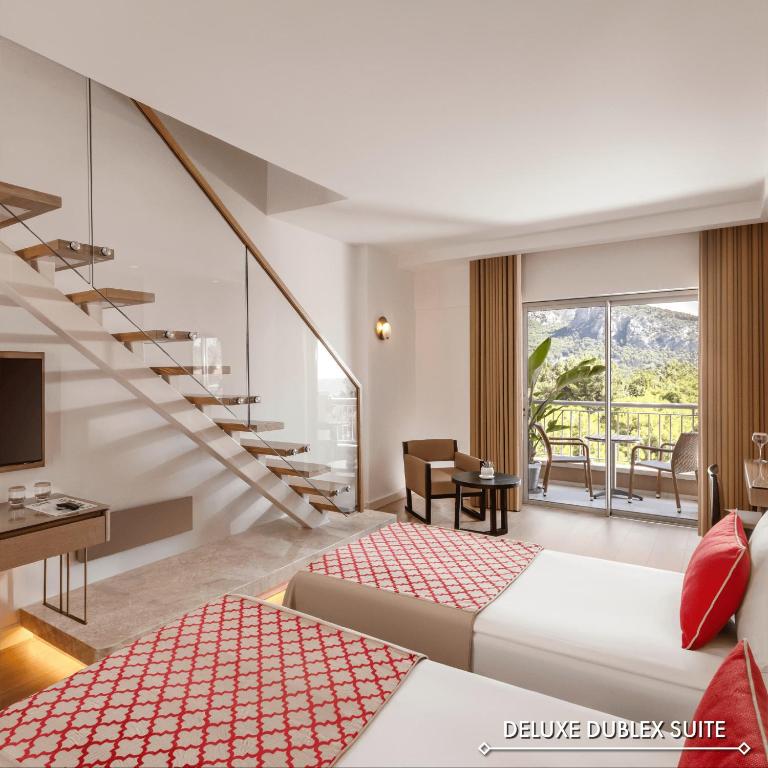 Luksusa divstāvu numurs ar divām gultām, modernu dizainu un balkonu, no kura paveras skats uz kalniem. Interjerā ir eleganti akcenti un mūsdienīgas mēbeles.