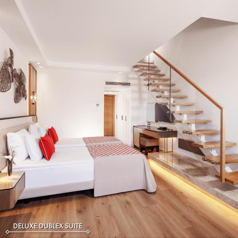 Mūsdienīgs divstāvu numurs ar divām gultām, koka kāpnēm un elegantu interjeru. Svaiga atmosfēra un stilīgas dekorācijas nodrošina komfortu un relaksāciju.