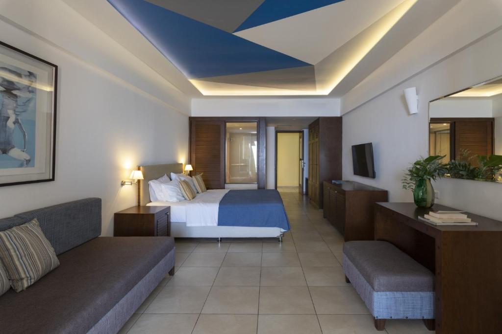 Mūsdienīgs viesnīcas numurs ar divguļamo gultu, izsmalcinātu interjeru un modernām iekārtām, kas rada relaksējošu atmosfēru. Gaismas un krāsu kombinācijas piešķir telpai eleganci un komfortu.