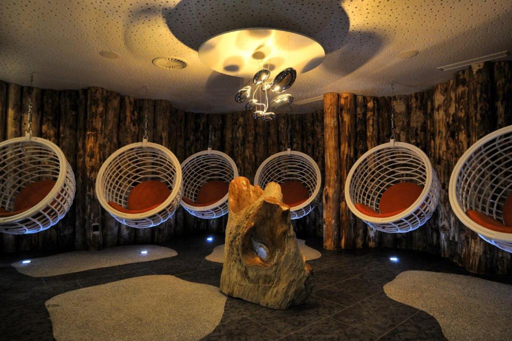 Mūsdienīgs relaksācijas telpa ar šūpuļkrēsliem un dabīgām koka apdarēm. Telpā ir pazemīga apgaismojuma atmosfēra, kas veicina mieru un relaksāciju.